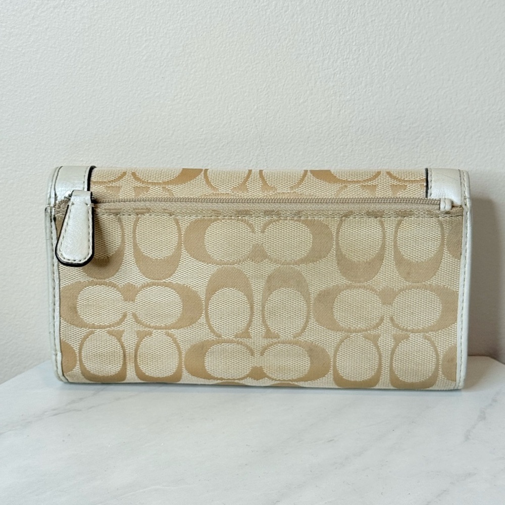 🔥Coach Tan and White Women's Clutch🔥 - Picture 2 of 6